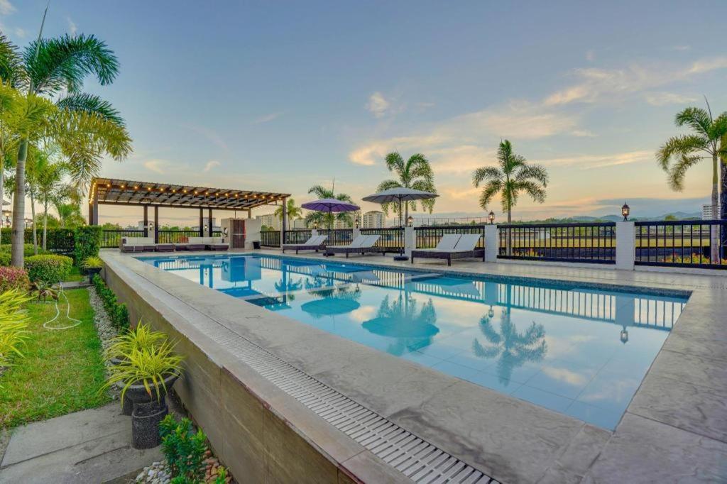 The Mansion Hotel Mabalacat Exterior photo