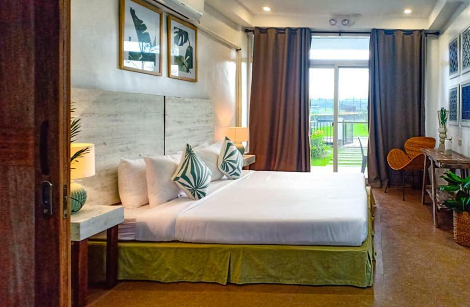 The Mansion Hotel Mabalacat Exterior photo